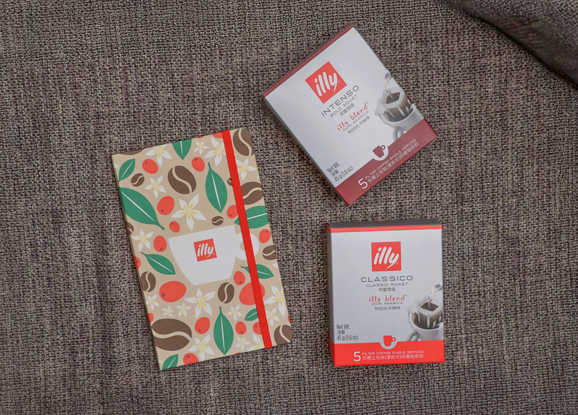 ▲品賞雙人午茶即贈illy_×_MOLESKINE_聯名筆記本乙本，以及illy濾掛咖啡乙盒。（圖/高雄洲際酒店提供）
