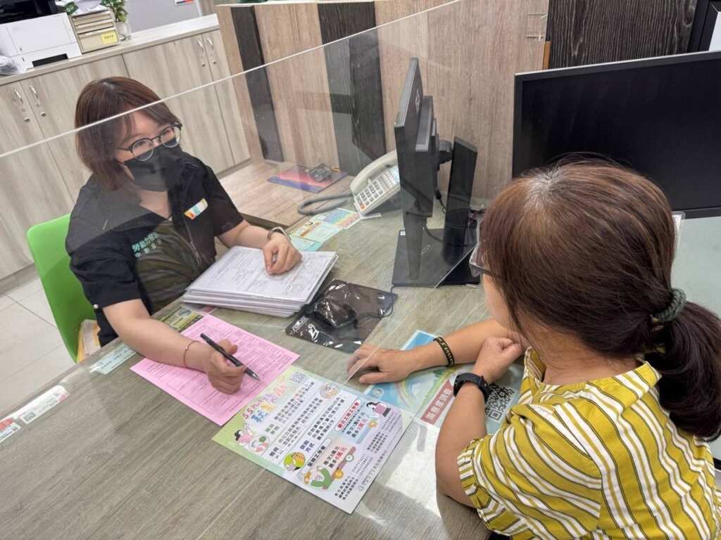 ▲小瑜在彰化就業中心向就服員臨櫃諮詢。（記者林明佑翻攝）