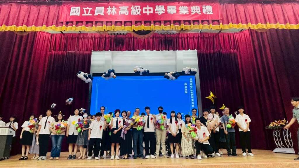 ▲員林高中於今日隆重舉行113學年度畢業典禮，主題為「員宇宙」，象徵畢業生如同星辰般閃耀，從員林高中的銀河中啟程，航向未來無限的宇宙。（記者林明佑翻攝）