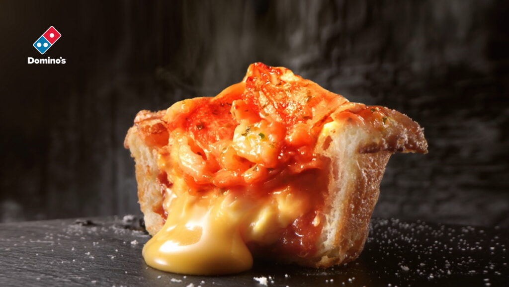 達美樂熔岩披薩馬芬全系列再升級,滿滿餡料、增量50_的起司熔岩醬,是最滿足的隨享美食。