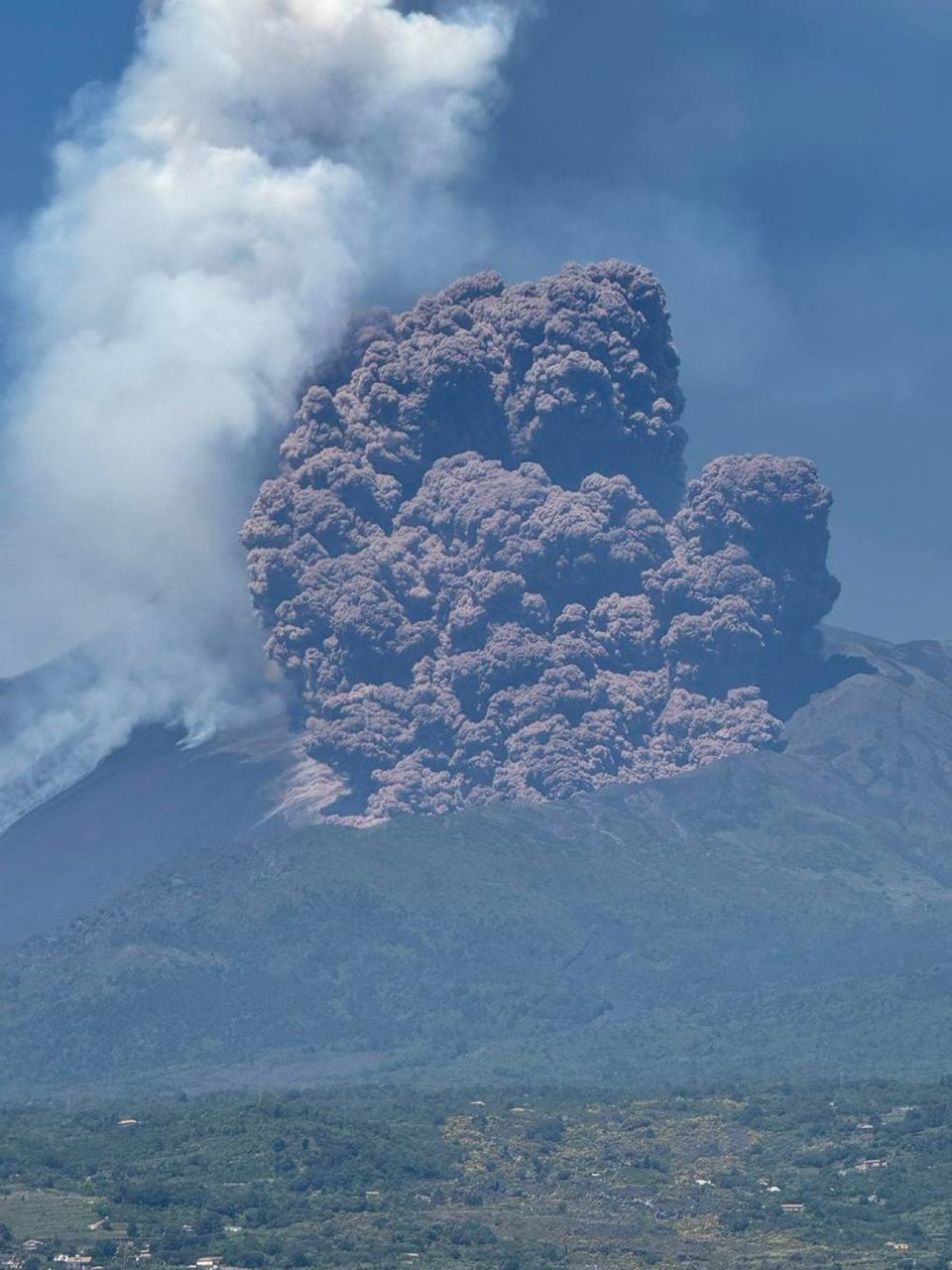 義大利埃特納火山猛烈噴發！火山灰沖天6.5公里　遊客驚逃「獅子谷」幸未受波及