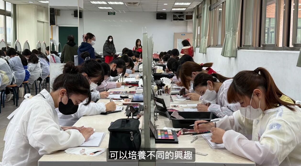 張善政、李洋合體同框祝福畢業學子 勉勵「沒有人可以定義你的極限」 220 張善政、李洋合體同框祝福畢業學子 勉勵「沒有人可以定義你的極限」 219