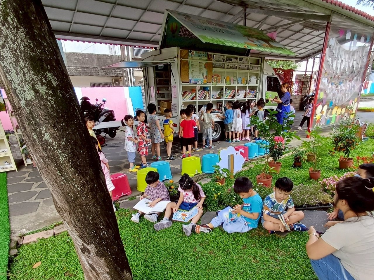 桃市圖大溪分館親子閱讀市集6/7登場 限量版紙膠帶等你拿 現場還有提供行動書車與玩具書車借閱、辦證及好書交換活動,歡迎有興趣的市民朋友踴躍參與。