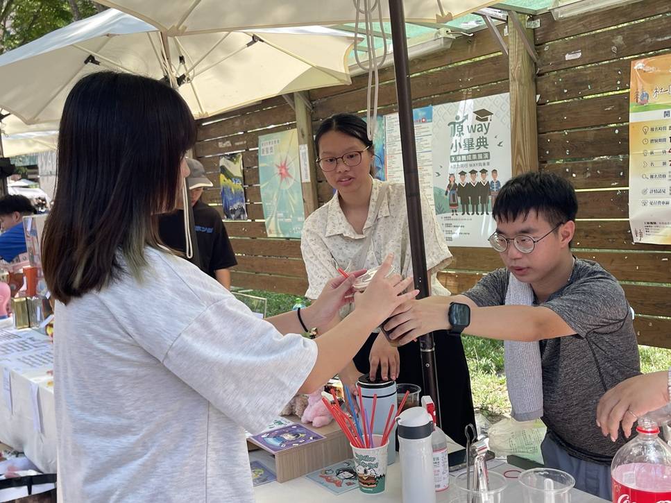 ▲學生挑戰一日店長,體驗創業的準備與經營。