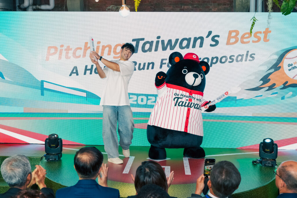 「Go Healthy with Taiwan」 全球徵案正式啟動 廣邀世界共創健康未來 2 林安可與台灣精品福熊擊出全壘打,意寓將臺灣最頂尖的健康產品及解決方案推向國際