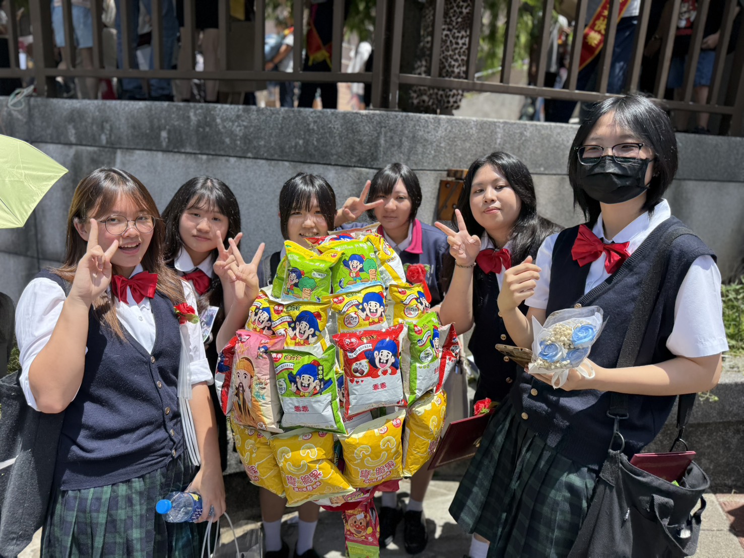 二信高中廣設科畢業生葉曉蓓父母獻上「乖乖畢業棒」超吸睛 8 S 385081582