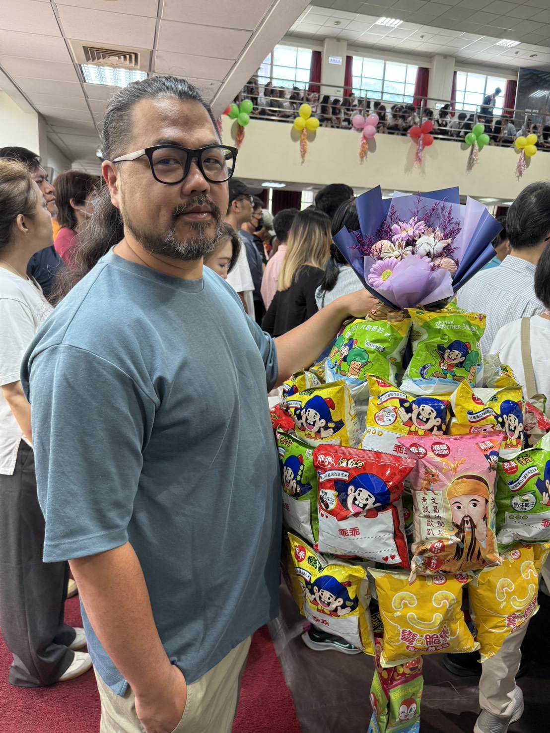 二信高中廣設科畢業生葉曉蓓父母獻上「乖乖畢業棒」超吸睛 9 S 385081588