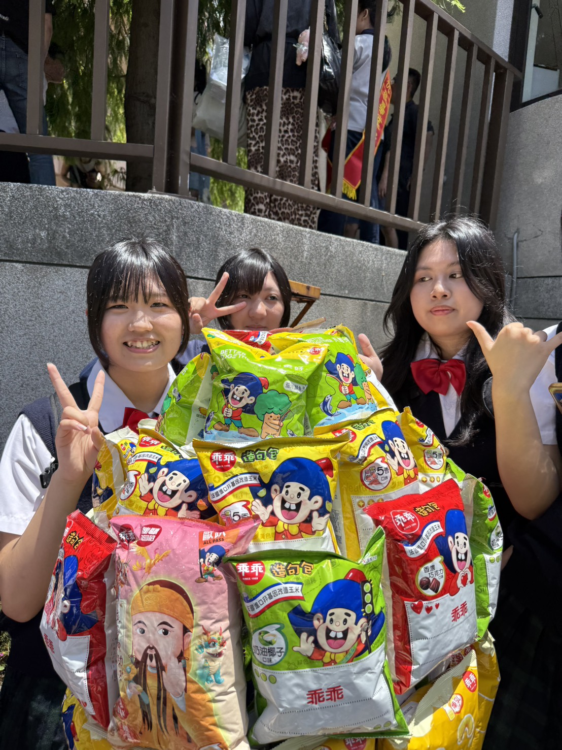 二信高中廣設科畢業生葉曉蓓父母獻上「乖乖畢業棒」超吸睛 10 S 385081591