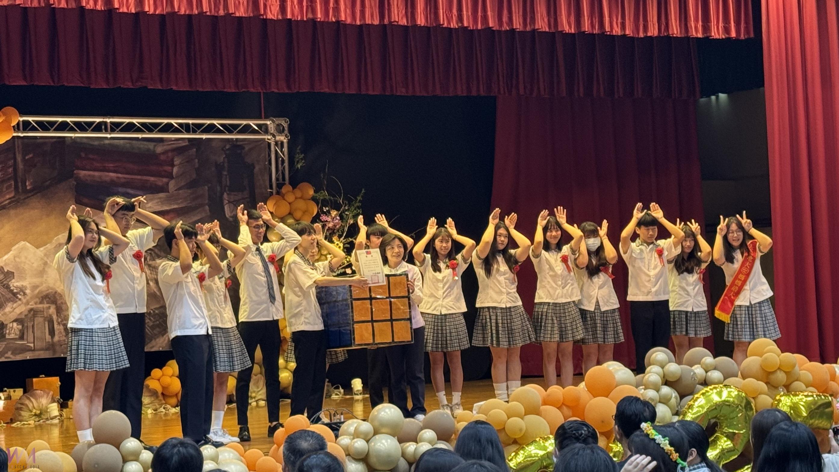 （有影片）／溪高畢業典禮變身福爾摩斯學院　創意解謎寓意三年學習歷程