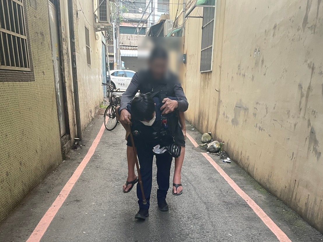 巷弄狹窄車輛難進 桃園市平鎮分局員警揹老返家暖翻網友