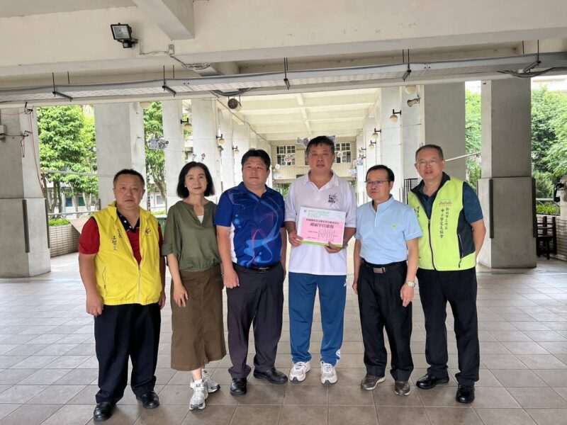 圖文:救國團新北市團委會關懷行動 慰問三峽國中車禍受傷學生(張首都提供)。