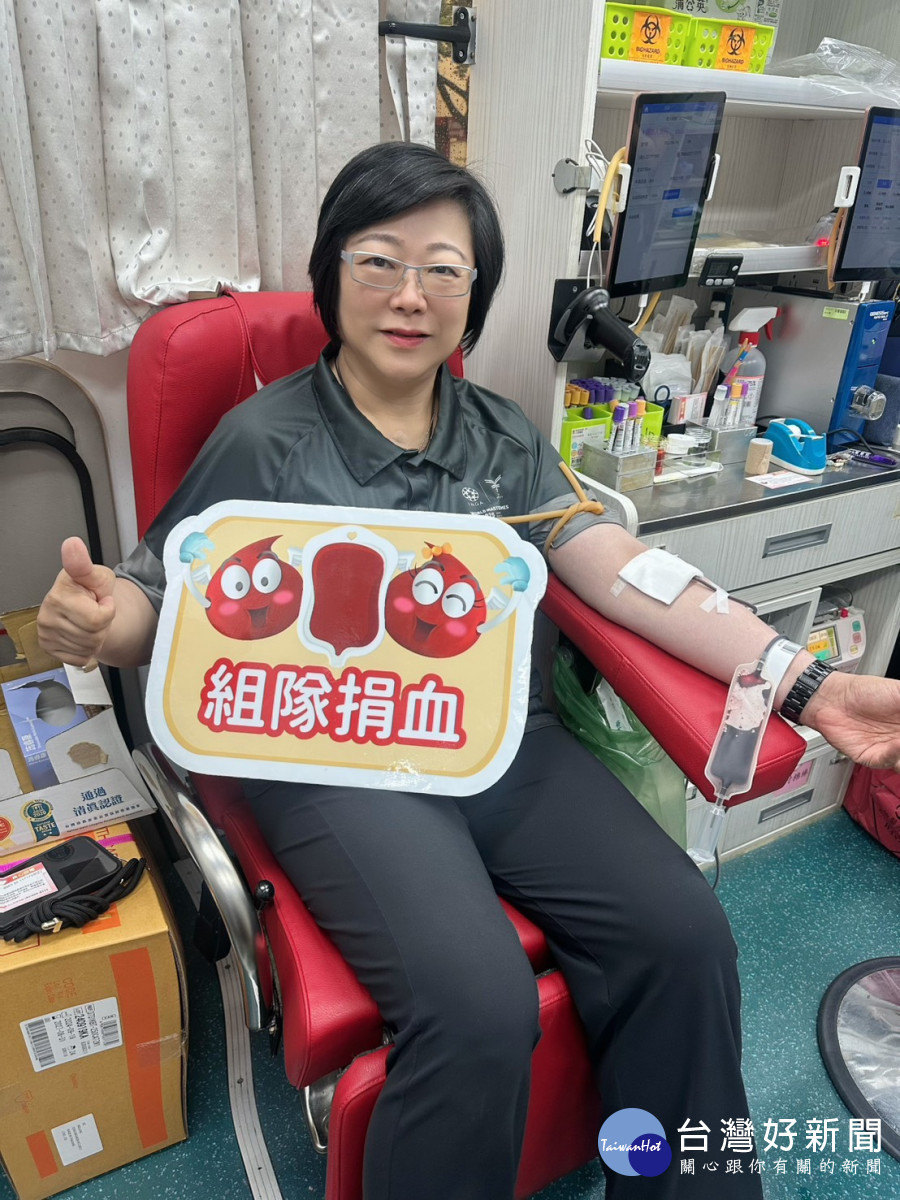 局長宣介慈率先挽袖捐血。