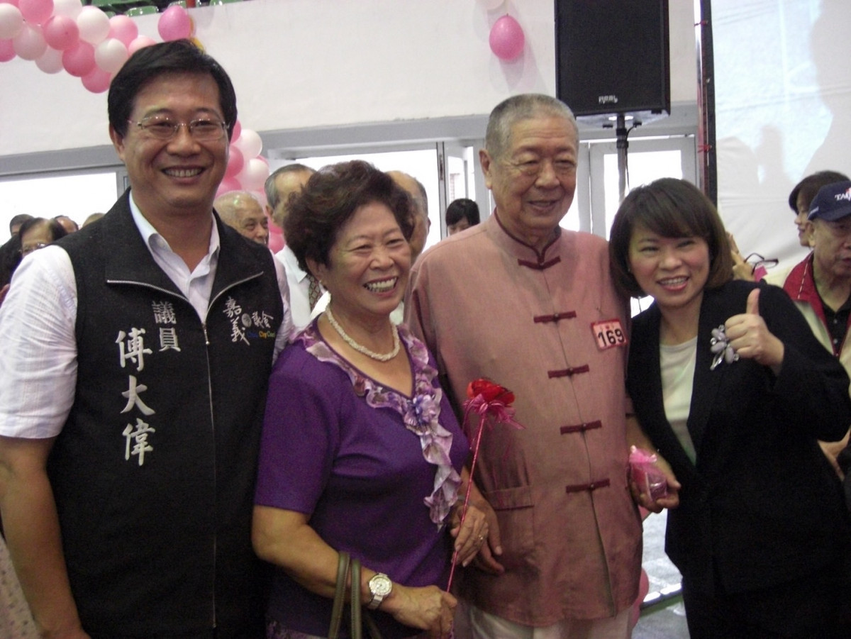傅曾小榮女士(左二)一生獲獎無數，其長子為現任嘉義市議員傅大偉。(圖／嘉義市體育運動總會提供)
