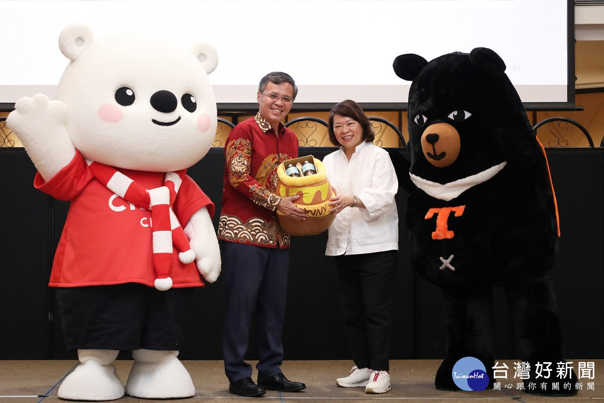 嘉義市長黃敏惠率團在馬來西亞吉隆坡舉辦嘉義市觀光旅遊推廣說明會，首次集結嘉義市的大白熊、交通部觀光署的喔熊（OhBear）現身現場，吸引馬來西亞旅遊業者目光／嘉義市府提供