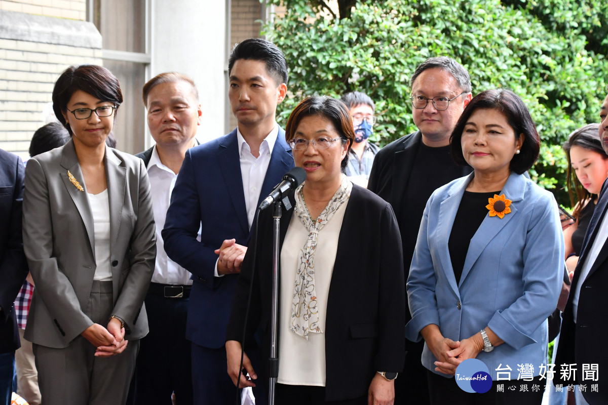 彰化縣長王惠美今天和臺北市長蔣萬安、南投縣長許淑華、雲林縣長張麗善、臺東縣長饒慶鈴、連江縣長王忠銘、臺中市副市長鄭照新、新竹縣副縣長陳見賢、花蓮縣副縣長顏新章、嘉義市主計處長阮鼎元等人一起到行政院發聲,向中央表達對行政院片面且不合法的大幅刪減本縣本年度一般性補助款的不滿與抗議。圖/記者鄧富珍翻攝