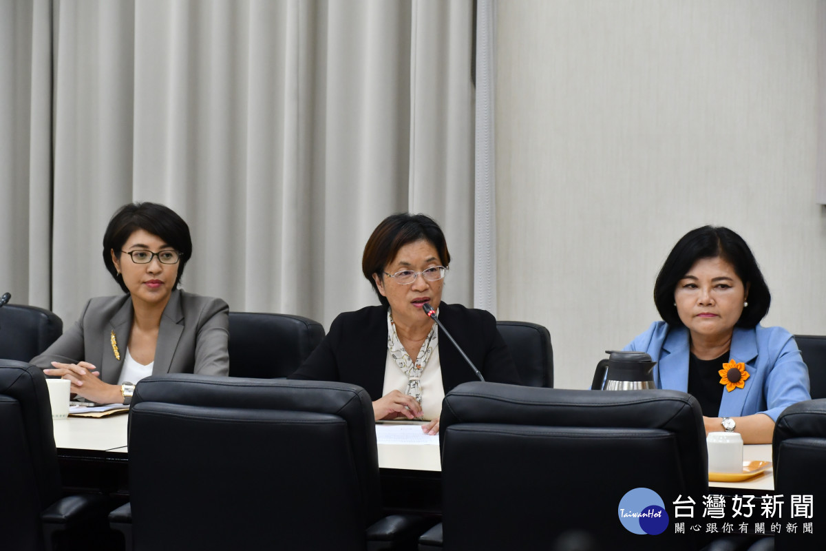彰化縣長王惠美今天和臺北市長蔣萬安、南投縣長許淑華、雲林縣長張麗善、臺東縣長饒慶鈴、連江縣長王忠銘、臺中市副市長鄭照新、新竹縣副縣長陳見賢、花蓮縣副縣長顏新章、嘉義市主計處長阮鼎元等人一起到行政院發聲,向中央表達對行政院片面且不合法的大幅刪減本縣本年度一般性補助款的不滿與抗議。圖/記者鄧富珍翻攝