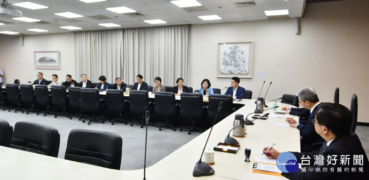行政院刪減彰化縣一般性補助款51.7億元,王惠美赴行政院遞交訴願書。圖/記者鄧富珍翻攝