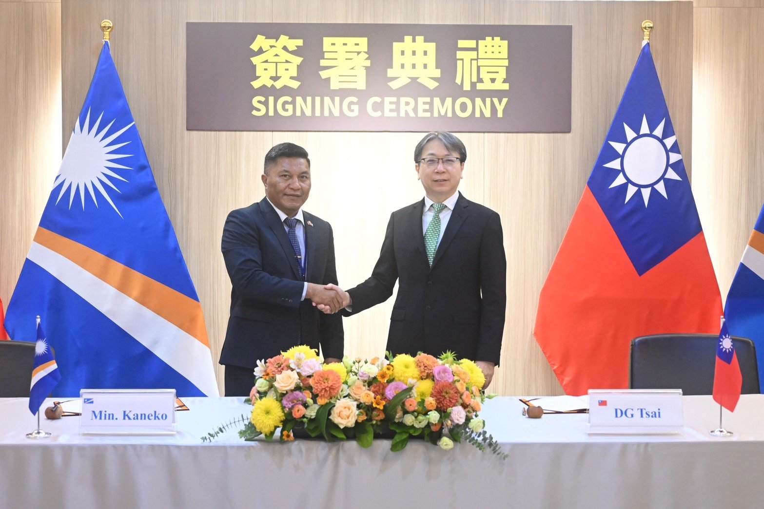 國家安全局蔡明彥局長(右)與馬紹爾群島共和國外交暨貿易部長康仁德(左)簽署《安全合作意向書》。國安局提供