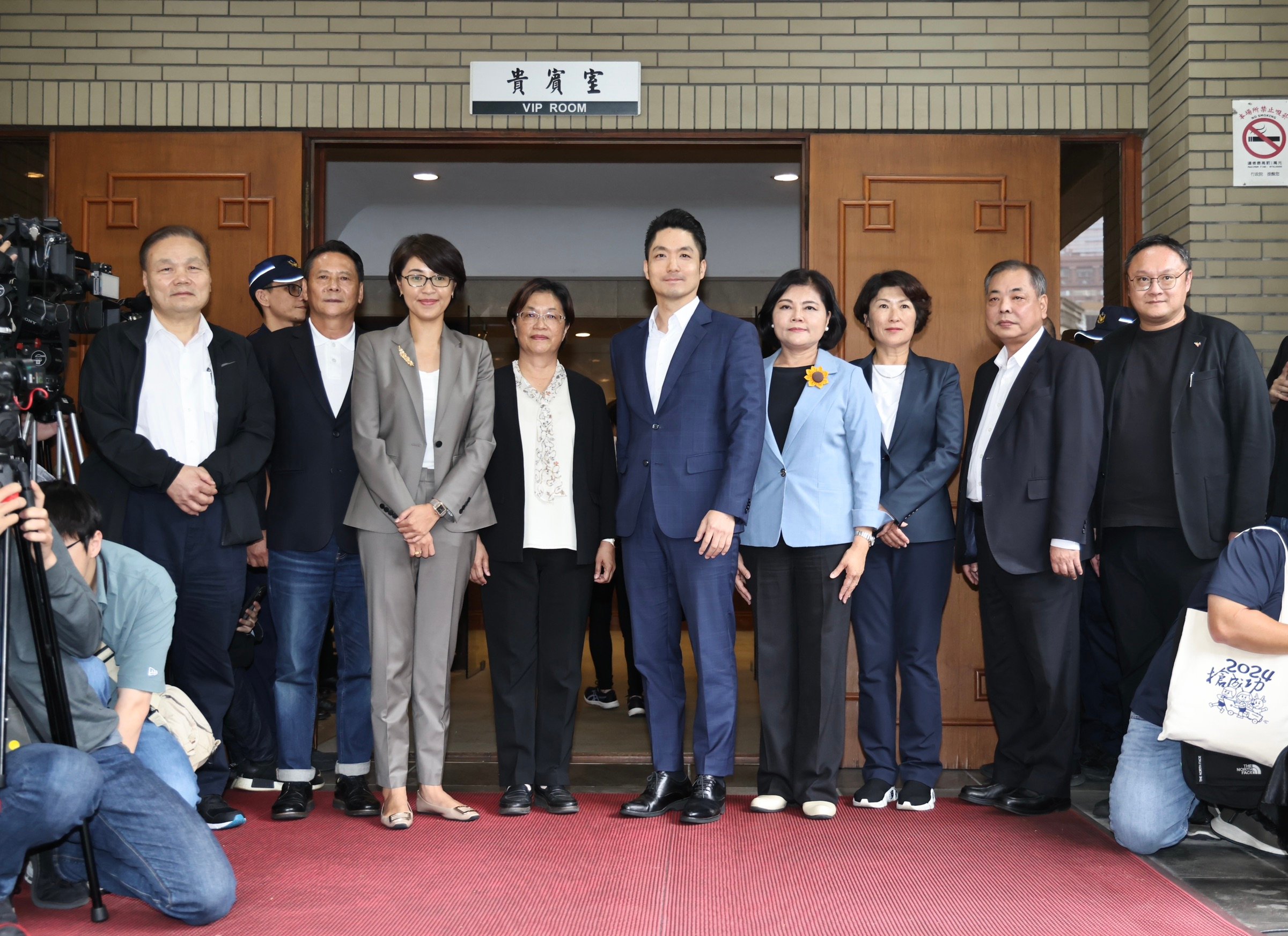 台北市長蔣萬安(右5)與南投縣長許淑華(左3)、雲林縣長張麗善(右4)、台東縣長饒慶鈴(右3)、彰化縣長王惠美(左4)、連江縣長王忠銘(左2)、花蓮縣副縣長顏新章(左)、新竹縣副縣長陳見賢(右2)一同到政院提起訴願,台中市副市長鄭照新(右)也出席支持。林啟弘攝