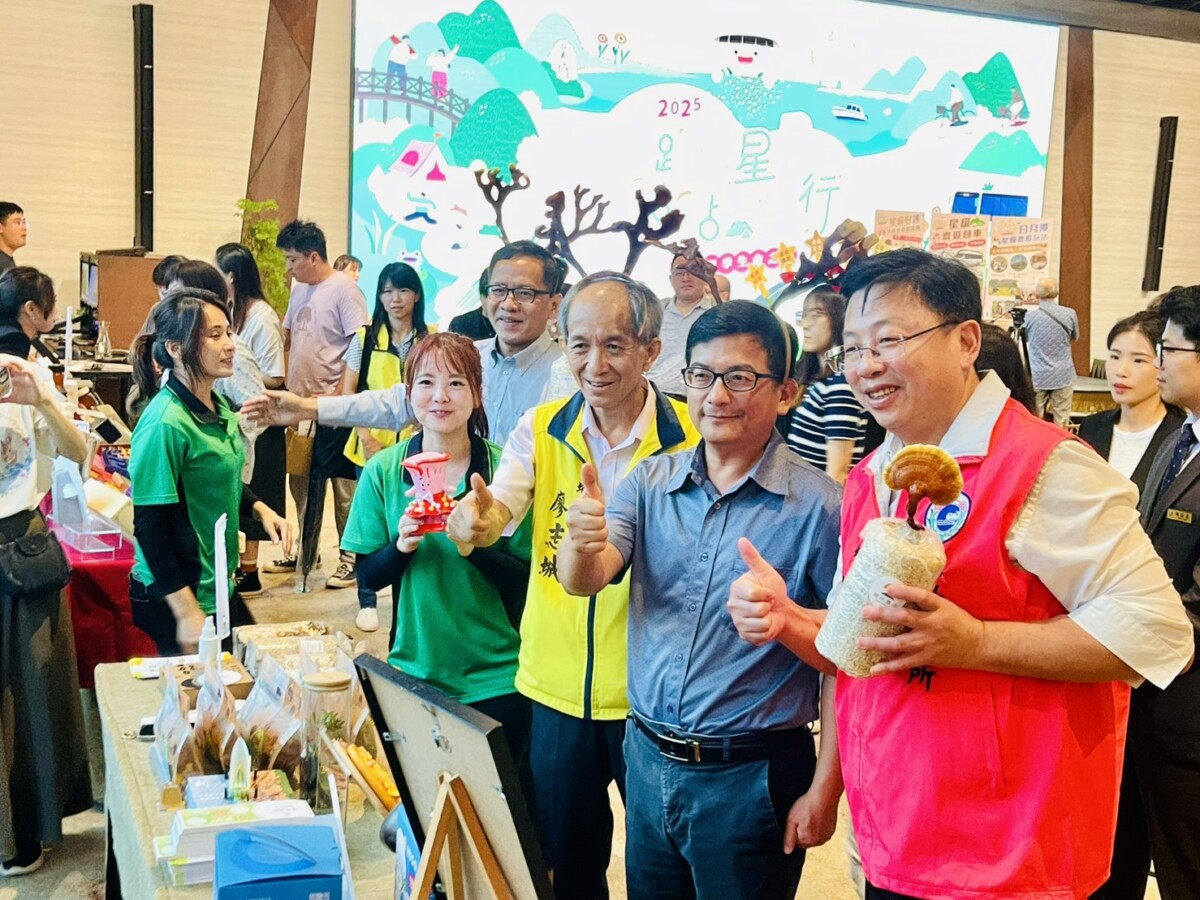 ▲與會貴賓活動現場小農攤位巡禮。(圖/記者顏淑娟攝)