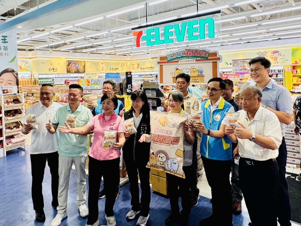 ▲與會貴賓大力推薦豆奶豆腐餅與OPEN將聯名商品。(圖/記者顏淑娟翻攝)