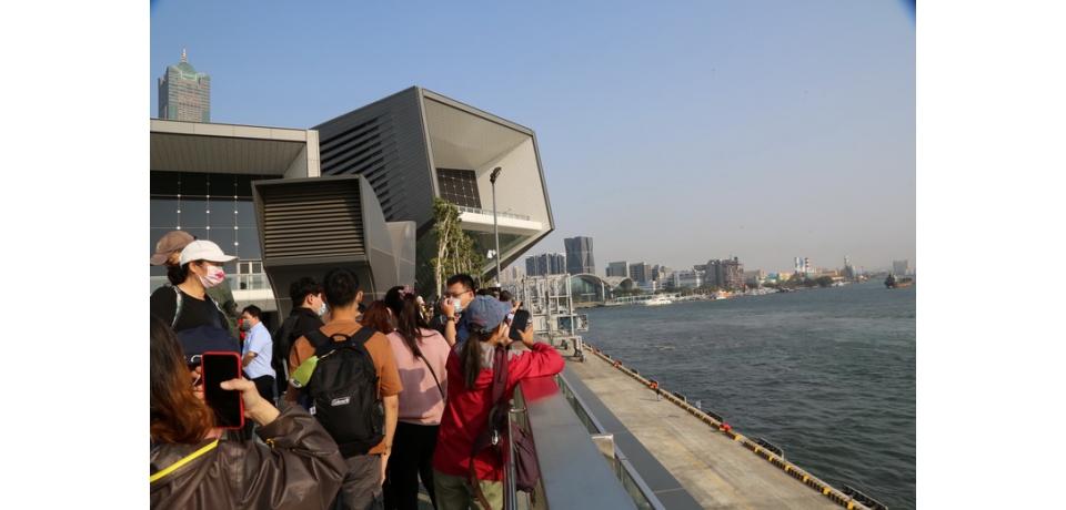 「國家海洋日」6月8日登場 海安12號演習各噸級艦艇、三架直升機 海空一體分列式精銳盡出 最吸睛 高雄港旅運中心三樓戶外觀景平台 視野開闊可一次看過癮