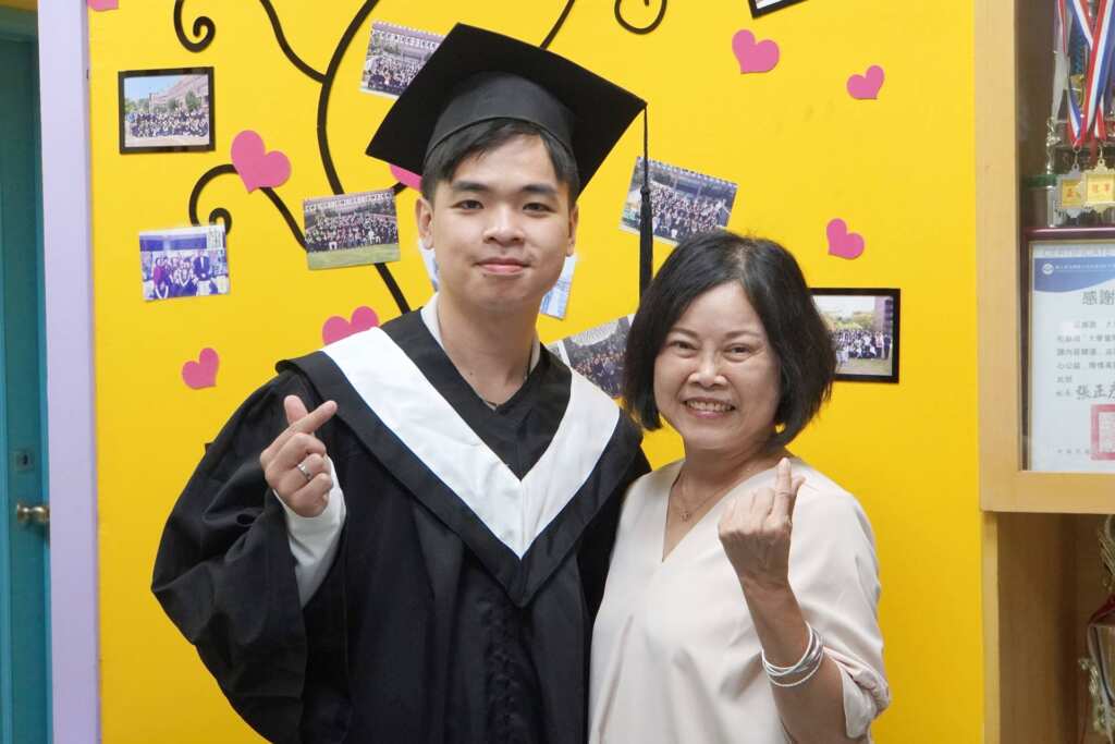 ▲大葉大學英語系曹秀蓉主任(右)恭喜陳文達(左)完成第三個大學學位。(記者林明佑翻攝)