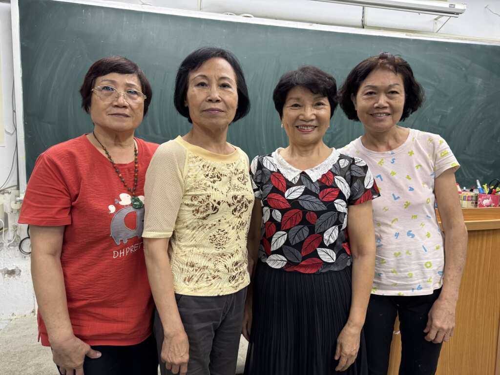 ▲彰安國中補校「阿嬤級」畢業生由左至右依序為:蔡莊美桂、趙珠雀、林劉燕雲、張妍甄。(記者林明佑翻攝)