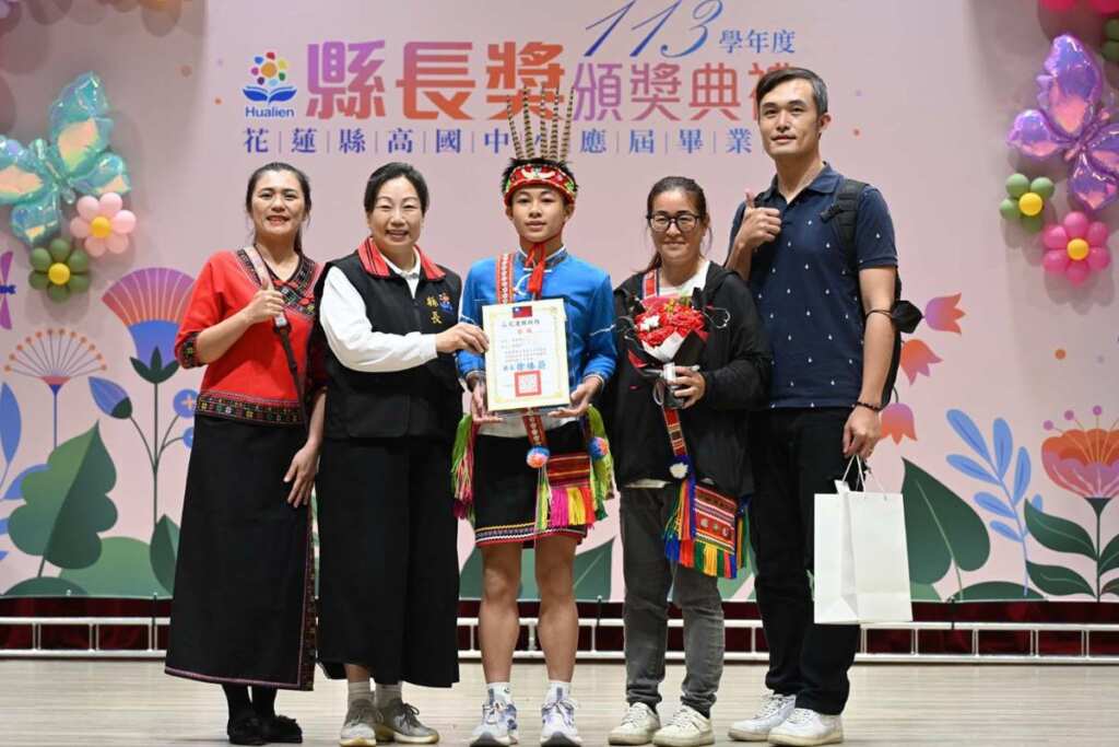 ▲花蓮縣長徐榛蔚親臨會場,逐一頒發獎項並致詞勉勵孩子們。(花蓮縣政府提供)