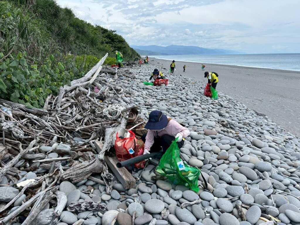▲響應世界環境日環保戰士前往阿塱壹淨灘撿取廢棄物。(屏東縣環境保護局提供)