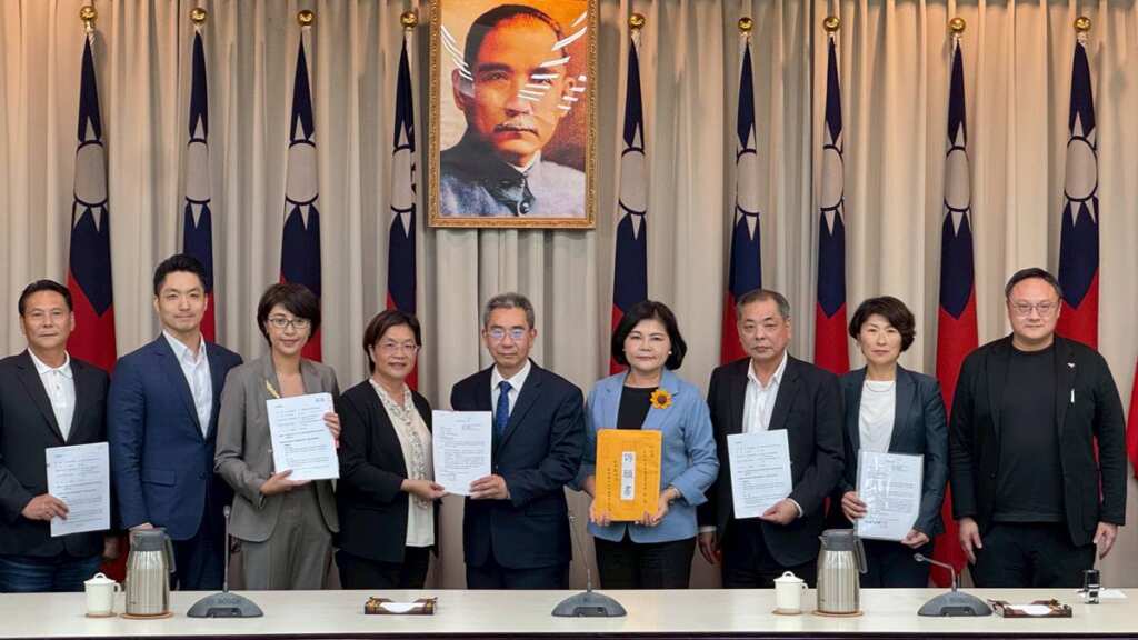 ▲臺東縣長饒慶鈴今日下午親赴行政院,正式遞交訴願書,提出訴願請求撤銷該行政處分,並恢復原核定補助金額。(臺東縣政府提供)