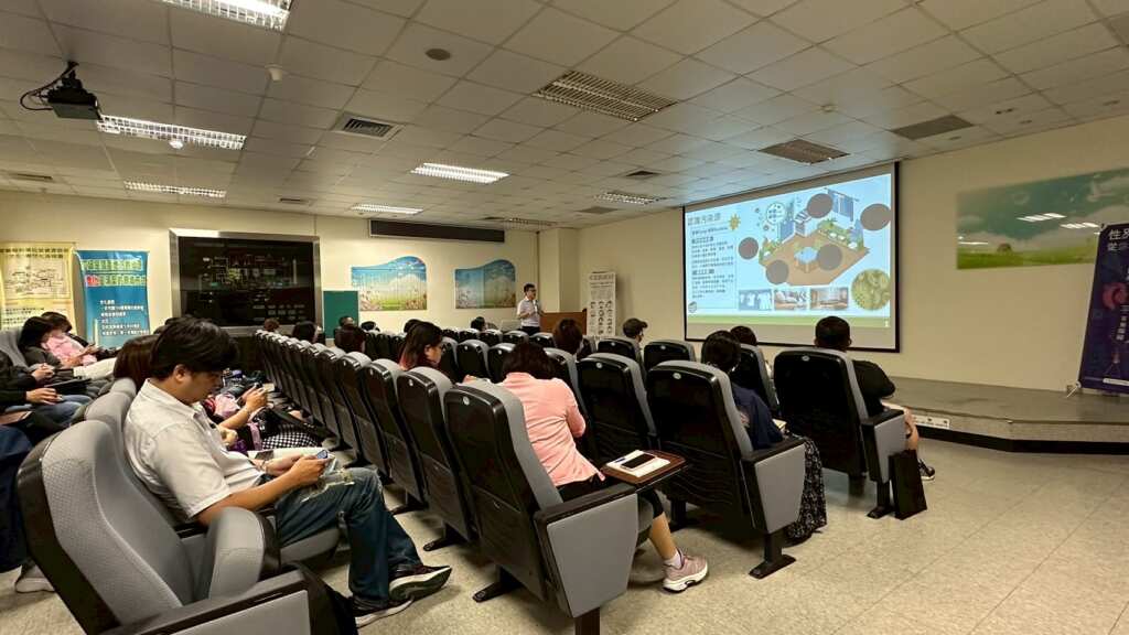 ▲特邀環境部室內空品專案計畫-明志科大計畫執行團隊許峻嘉協同主持人蒞臨宣講。(宜蘭縣政府提供)