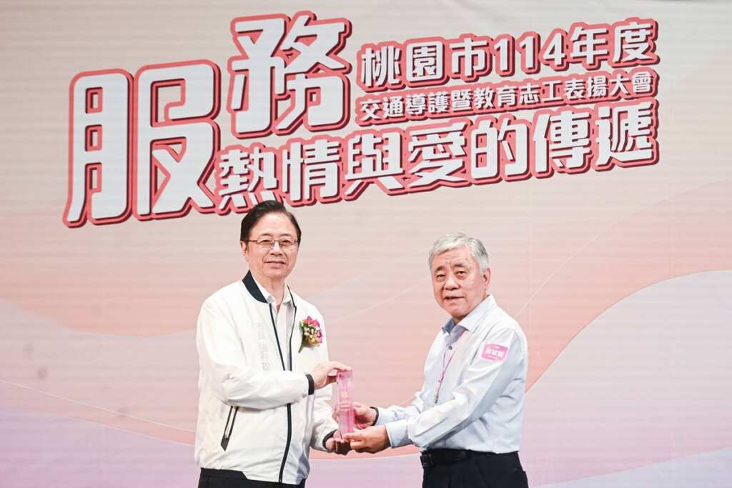 ▲桃園市長張善政頒發「終身楷模獎」予游斌賦志工。(桃園市政府提供)