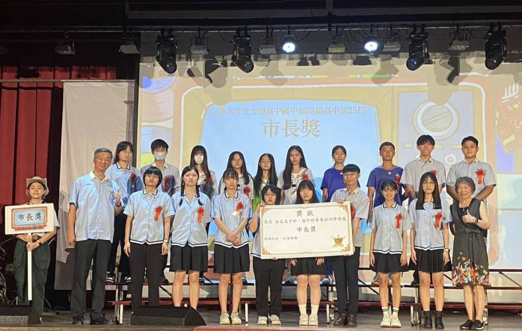 ▲大理高中楊廣銓校長與張寶莉督學頒獎並勉勵畢業生。(臺北市教育局提供)