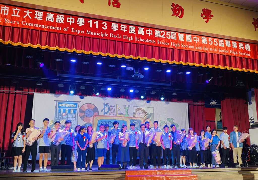 ▲典禮結束前，各班代表與導師一同合影。（臺北市教育局提供）