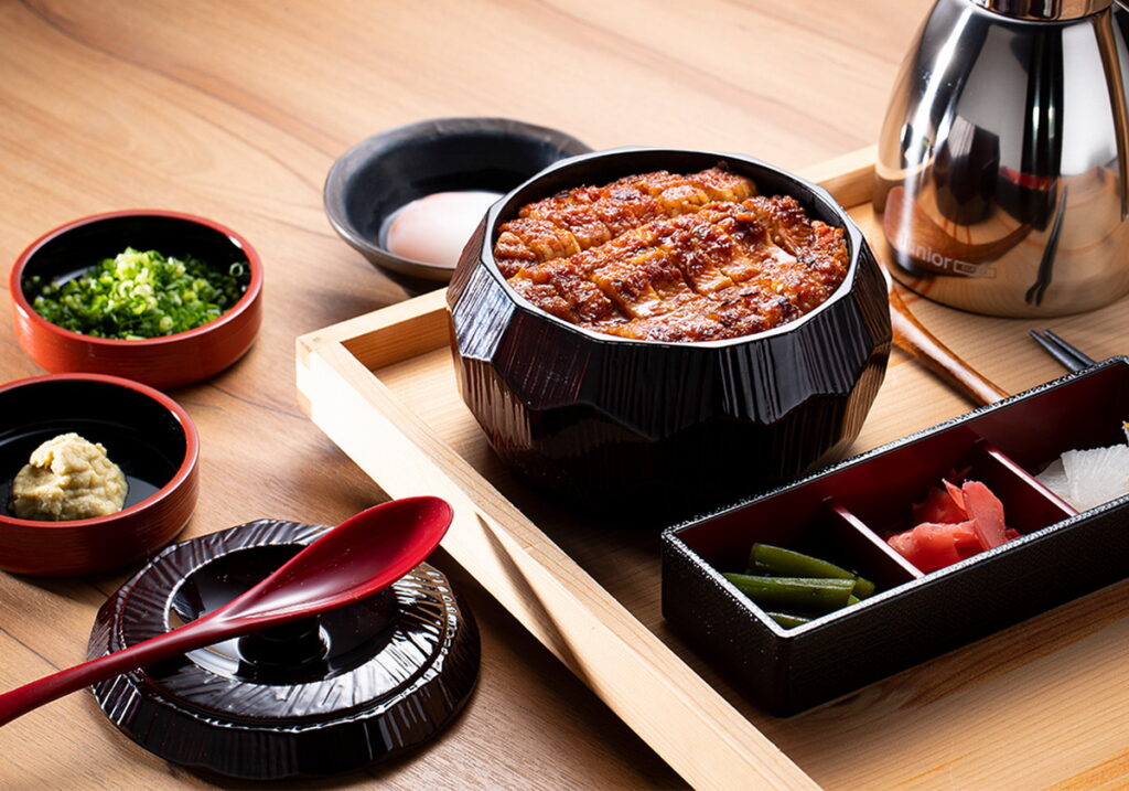 單人夢幻鰻魚桶飯3+1吃|為大江戶町 鰻屋招牌,原味吃、蔥花+芥末、加入溫泉蛋、配上高湯,盡顯鰻魚飯的奢華與多樣性