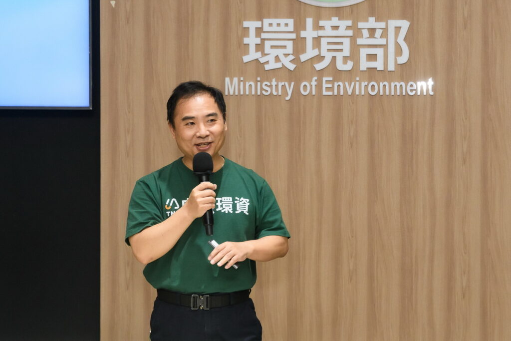 自然保育與環境資訊基金會陳瑞賓表示「瓶到瓶專案小組將致力推動台灣飲料商2030年寶特瓶再生塑膠含量達30%」,盼產業透過具體行動,減少環境污染與生態危機。