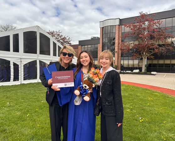 ▲王仁甫與季芹飛往加拿大,參加女兒樂樂的高中畢業典禮。(圖/翻攝自Facebook/王仁甫和季芹之永遠的芹仁)