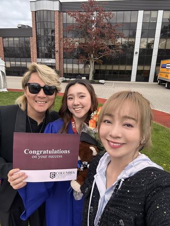 ▲王仁甫與季芹表示,看到女兒上台領獎一切都值得了。(圖/翻攝自Facebook/王仁甫和季芹之永遠的芹仁)