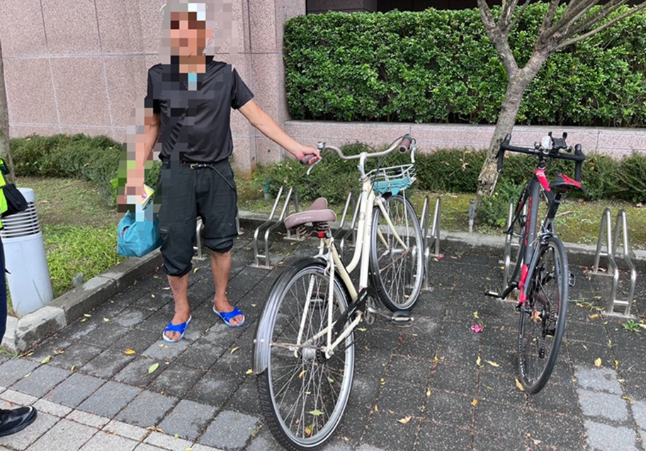 ▲圖說:員警前往中山醫院,尋回董姓竊嫌棄置在醫院門口的腳踏車 (圖/台中市政府 提供)
