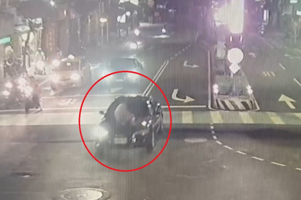 男子驚險趴臥車輛引擎蓋 駕駛涉公共危險罪嫌被辦 233 cnews204250604a04