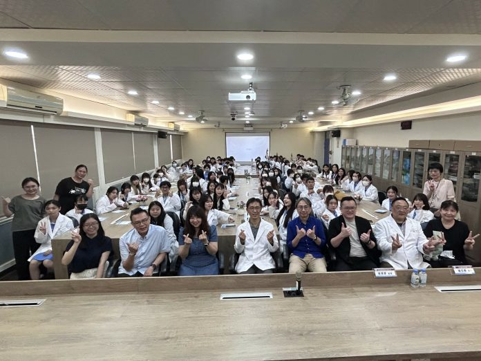 新生醫專醫保科實習宣誓授證典禮登場 學生披白袍展開夢想新篇章 s 16466013 0 20250604 062854 scaled