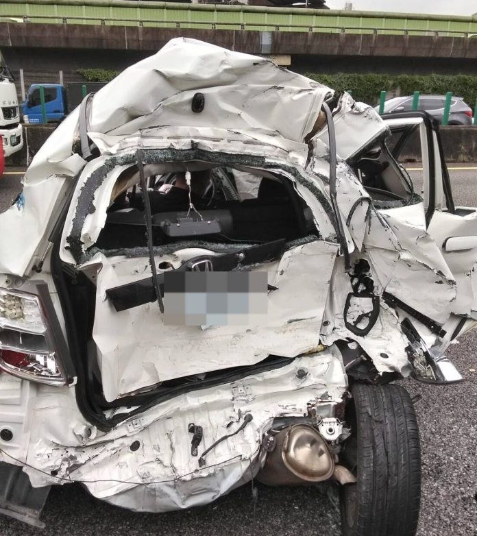 小客車整台撞爛!國1中壢段8車連環撞 2人送醫 小客車整台撞爛!國1中壢段8車連環撞 2人送醫