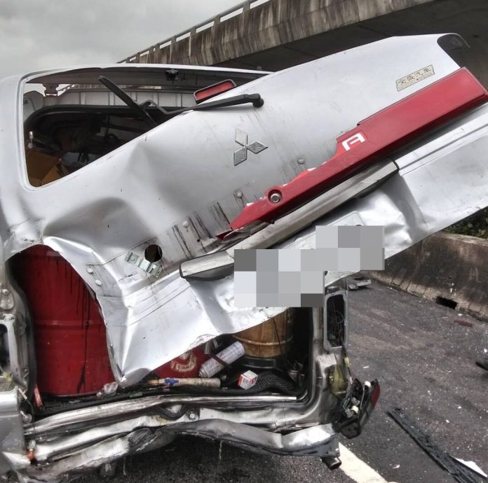 小客車整台撞爛!國1中壢段8車連環撞 2人送醫 小客車整台撞爛!國1中壢段8車連環撞 2人送醫