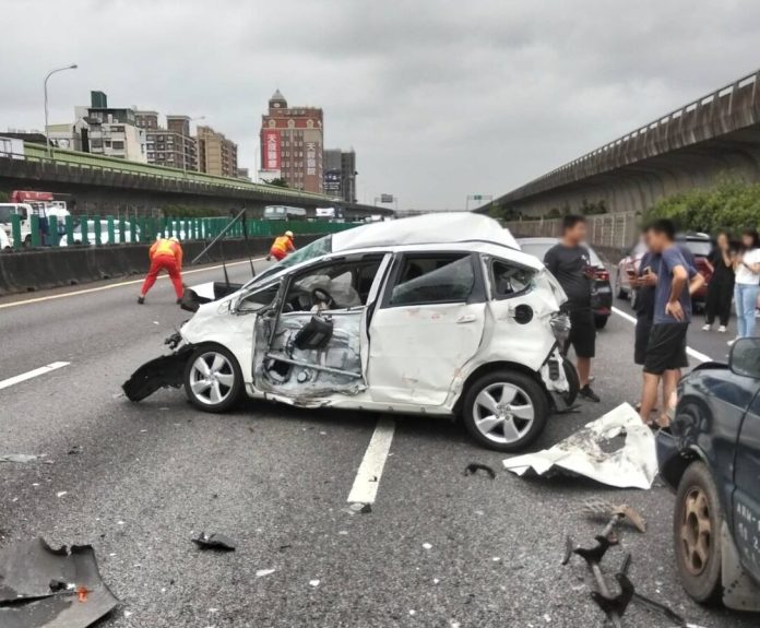 小客車整台撞爛!國1中壢段8車連環撞 2人送醫 小客車整台撞爛!國1中壢段8車連環撞 2人送醫
