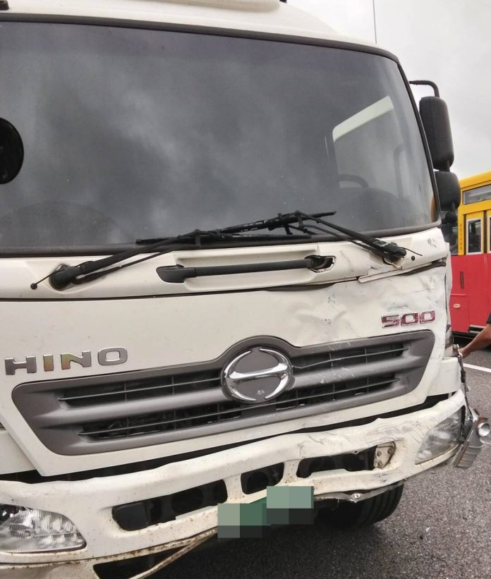 小客車整台撞爛!國1中壢段8車連環撞 2人送醫 小客車整台撞爛!國1中壢段8車連環撞 2人送醫