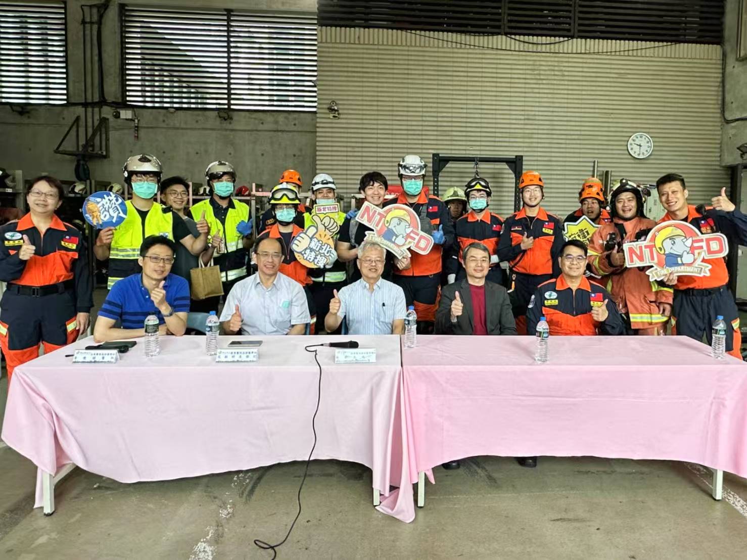 ▲第一排由右至左分別為新北市政府消防局特搜大隊副大隊長陳政彥、緊急救護科科長蔡志鴻、亞東醫院急診醫學部部長蔡光超、副部長范傑閔、醫師黃俊諺。