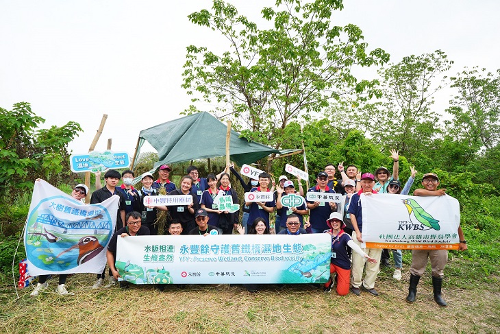 ▲永豐餘前進舊鐵橋濕地舉辦「低碳志工假期」。