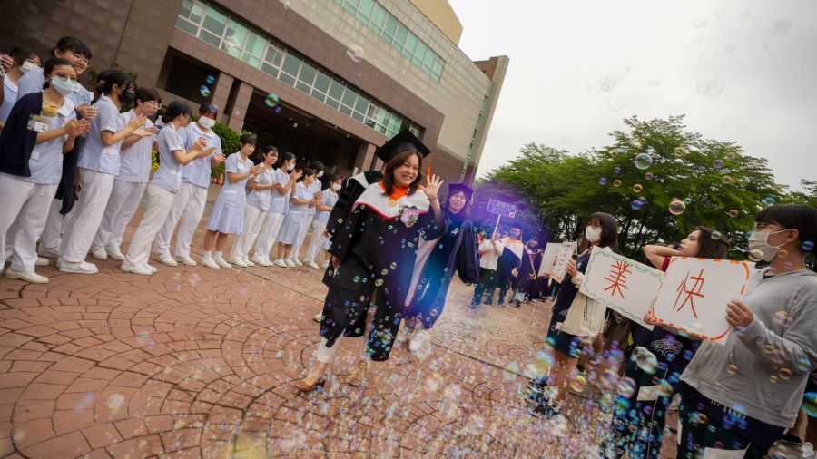 ▲林品瑄校長帶領畢業班師生接受在校生及家長們熱情歡送。