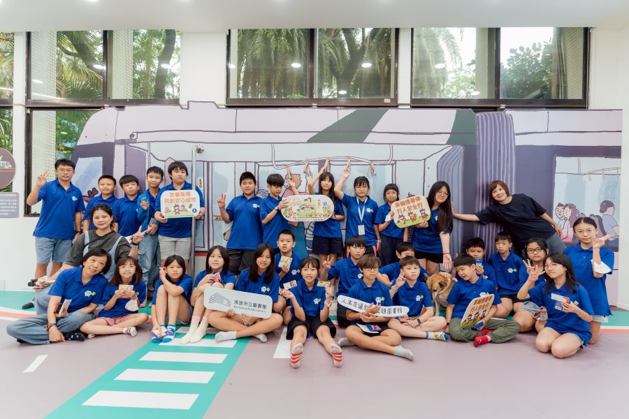 ▲高市圖新閱分館舉辦「人本交通之小小飼主遊戲工作坊」打造寵物伴讀與人本交通教育實驗室,將交通觀念、閱讀素養與生命教育三者結合,引導國小學童從遊戲與實作中理解「人與動物共好」的行動精神。